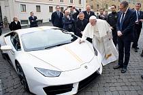 Papež František a jeho Lamborghini Huracán.