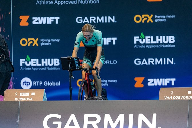 Petra Kuříková bojuje v cyklistické části esports triatlonu