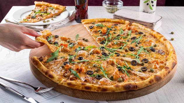 Původně italská pizza patří k celosvětově nejpopulárnějším jídlům 