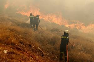 Hasiči bojují s požáry v Řecku, srpen 2023