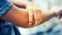 Revmatoidní artritida se obvykle objevuje mezi 40. a 60. rokem života