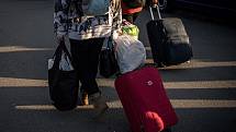 Lidé prchající z Ukrajiny přicházejí na Slovensko přes hraniční přechod Vyšné Nemecké, 27. února 2022. Slovensko uvedlo, že po ruské vojenské operaci na Ukrajině vpustí do země prchající Ukrajince.