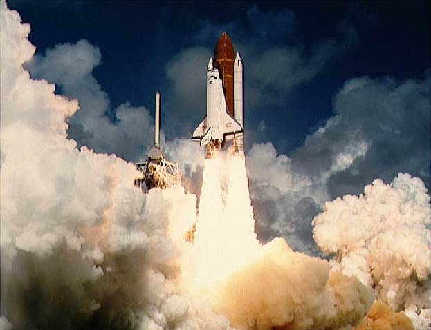 První start. Atlantis do vesmíru poprvé vyrazil na podzim roku 1985, snímek zachycuje tento okamžik. Podrobnosti o této misi ale nejsou dodnes známé, na palubě Atlantisu byl blíže neurčený náklad amerického ministerstva obrany.