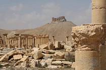 Památky v historickém syrském městě Palmýra jsou těžce poničeny, škody ale nejsou horší, než když město padlo před deseti měsíci do rukou Islámského státu.