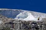 Záchranářský vrtulník nad ledovcem Punta Rocca u města Canizei v italských Dolomitech, kde se v neděli uvolnil velký kus ledovce