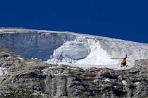 Záchranářský vrtulník nad ledovcem Punta Rocca u města Canizei v italských Dolomitech, kde se v neděli uvolnil velký kus ledovce
