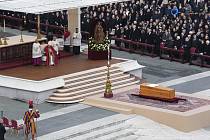 Pohřeb emeritního papeže Benedikta XVI. na vatikánském Svatopetrském náměstí, 5. ledna 2022