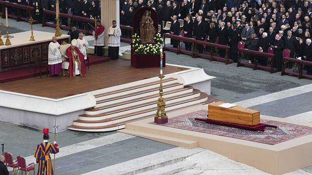 Pohřeb emeritního papeže Benedikta XVI. na vatikánském Svatopetrském náměstí, 5. ledna 2022