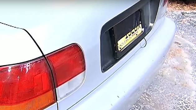 Zajímavý způsob, jak se vyhnout placení mýta a pokutám. Řidič na Floridě měl na autě mechanismus, který uměl zakrýt registrační značku.