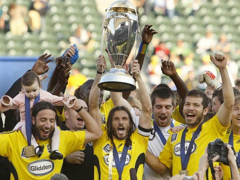 Hráči Columbusu se radují z triumfu v MLS. Trofej třímá nad hlavou kapitán Frankie Hejduk.