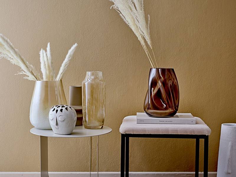 Doplňte letošní podzimní výzdobu netradičně tvarovanou vázou v zemitých tónech, stolování oživí misky, talířky a šálky v podobných teplých barvách.