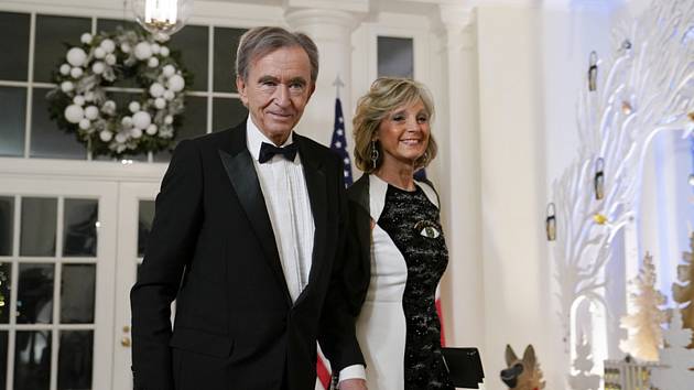 Francouzský podnikatel Bernard Arnault s manželkou Helene na snímku z 1. prosince 2022