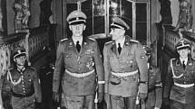 Zastupující říšský protektor Reinhard Heydrich v doprovodu státního tajemníka Úřadu říšského protektora K. H. Franka v Praze