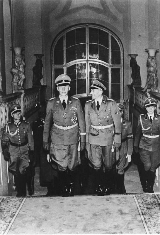 Zastupující říšský protektor Reinhard Heydrich v doprovodu státního tajemníka Úřadu říšského protektora K. H. Franka na podzim 1941 v Praze