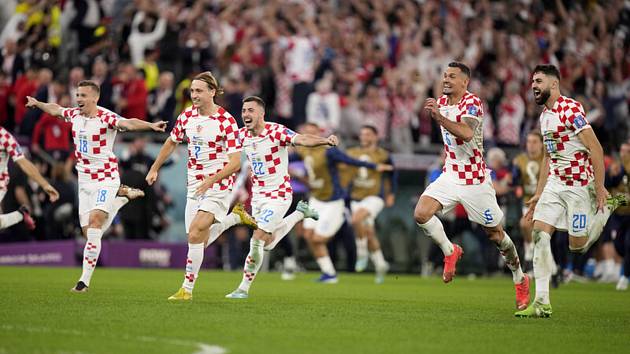 Radost fotbalistů Chorvatska po postupu přes Brazílii do semifinále MS v Kataru