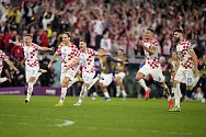 Radost fotbalistů Chorvatska po postupu přes Brazílii do semifinále MS v Kataru