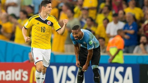 James Rodríguez z Kolumbie se raduje z gólu proti Uruguayi.