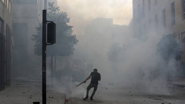 Libanonská policie zasáhla slzným plynem proti demonstrantům, kteří se snažili dostat přes zátarasy k budově parlamentu v Bejrútu.