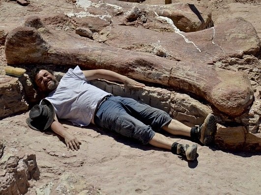 Španělský paleontolog Jose Ignacio Canudo leží u jedné z kostí. 