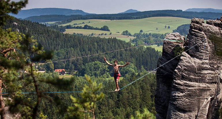 Adršpašské skály jsou náročným terénem a nádhernou kulisou pro slacklinery.