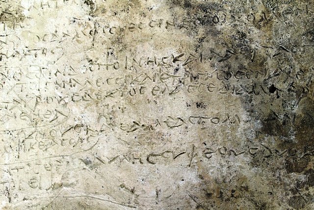 Hliněná tabulka s úryvkem Homérova eposu Odyssea.