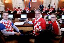 Fotbalové šílenství kvůli MS zasáhlo i chorvatského premiéra Andreje Plenkoviče (uprostřed) a další členy vlády. Na jednání přišli v národním dresu.