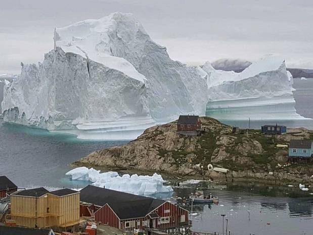 Ledovec, který ohrožuje grónskou vesnici Innaarsuit.