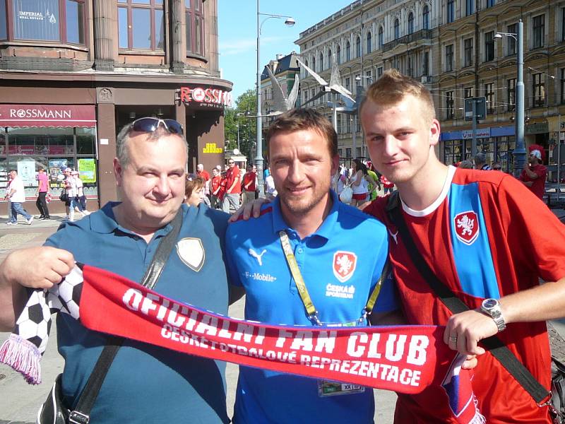 Třetí vítěz společné soutěže Oficiálního fanclubu české reprezentace a Deníku „Fandím nároďáku!“ Daniel Javorský a jeho otec Petr Javorský cestovali na Euro na rozhodující zápas českých fotbalistů s Polskem.