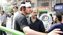 Situace v Íránu po prezidentských volbách je dál napjatá, tvrdý zásah policie proti demonstrantům si vyžádal i oběti na životech.