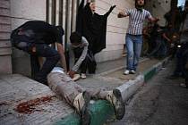 Tvrdý zásah policie v Íránu po prezidentských volbách proti demonstrantům si vyžádal i oběti na životech.