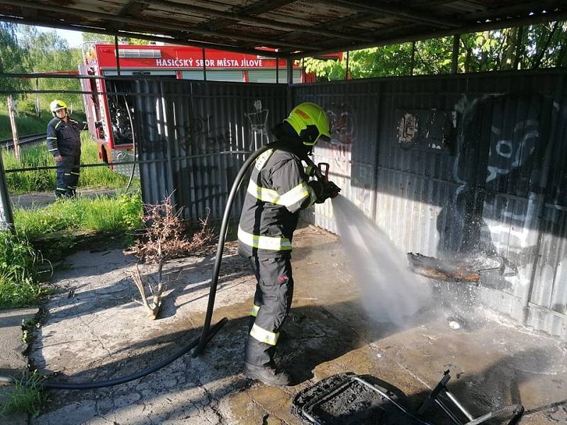 V Martiněvsi hořel ve vlakové stanici nepořádek. Místní hasiči požár zlikvidovali během minuty