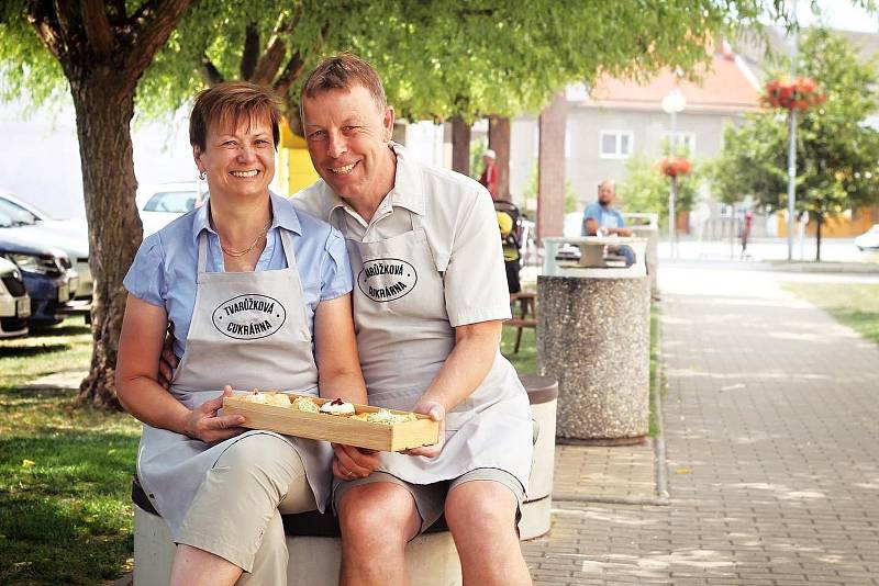 Manželé Poštulkovi s dobrotami z jejich rodinné Tvarůžkové cukrárny v Lošticích.