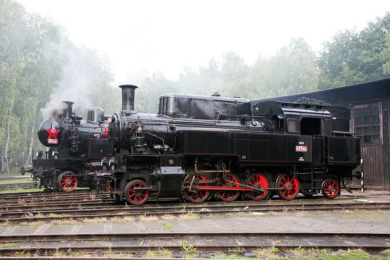 V Muzeu Českých drah v Lužné u Rakovníka se můžete pokochat pohledem na mnoho nablýskaných parních lokomotiv z různých období, ale také motorových vozů nebo dieselových lokmotiv.