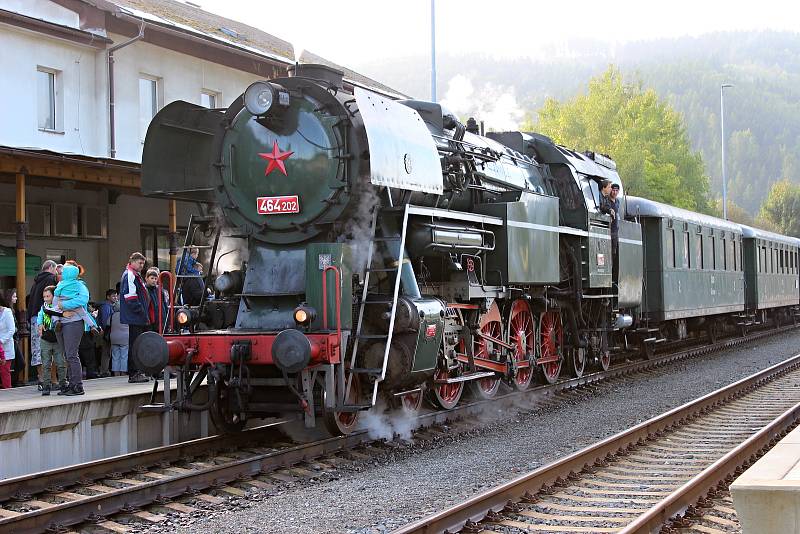 Parní lokomotivě 464.202 se pro její výraznou zelenou barvu říká Rosnička. Běžně je "doma" na Moravě, letos však bude jezdit v Čechách a návštěvníci nostalgických akcí ji uvidí na místech, kam se jinak jen těžko podívá.