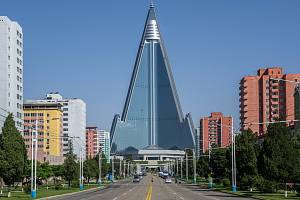 Pchjongjangu vévodí tato stavba. Bohužel bez rozumného využití.