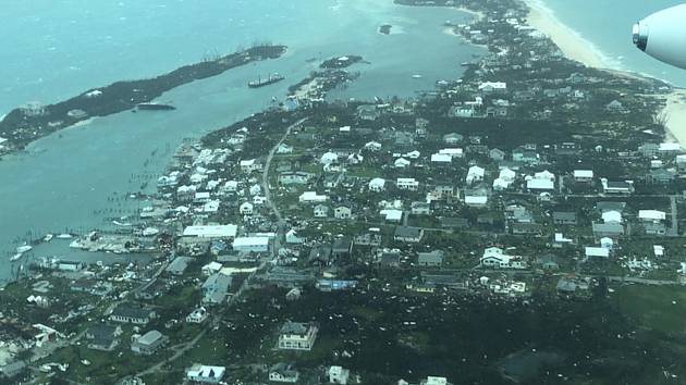 Letecký snímek na město Abaco Island na Bahamách poničené hurikánem Dorian.