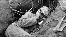 Voják s polním telefonem na Iwodžimě