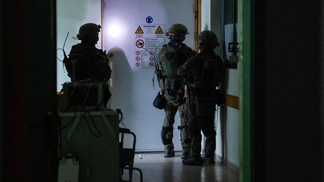 Izraelští vojáci v nemocnici Šífa v Pásmu Gazy