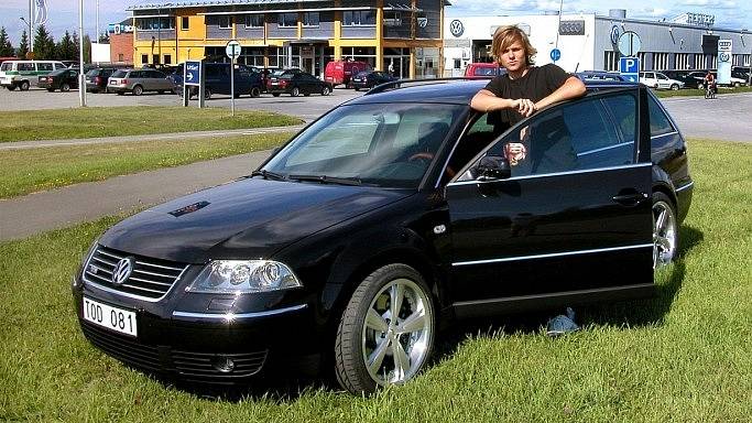 Volkswagen Passat Variant W8. „Passat W8 s BBS koly a výfukem Feritta. Tohle nebylo mé první auto, ale fotku mé Mazdy B2000 (s úžasnými plameny) jsem nemohl najít!“