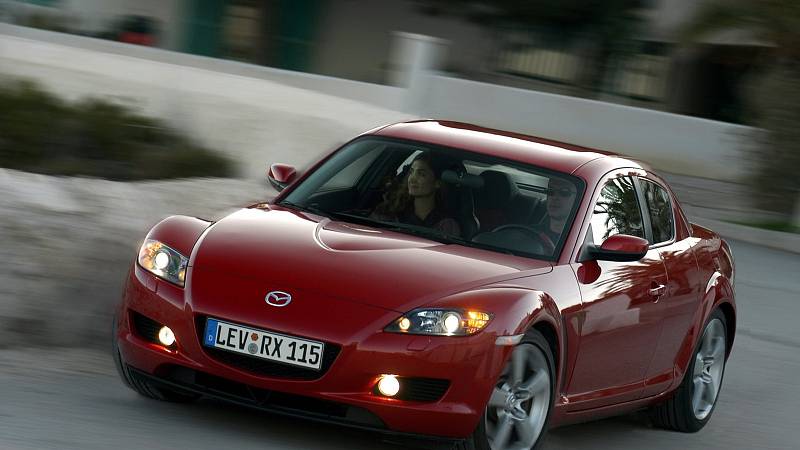 Mazda RX-8 (2004). Motor: 1.3i (170 kW), najeto: 106 000 km. Cena: 79 900 Kč.