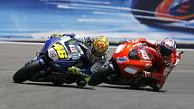 Ostrý souboj kolo na kolo. Vlevo Valentino Rossi (Yamaha), vpravo Casey Stoner (Ducati).