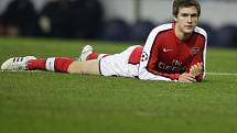 Aaron Ramsey z Arsenalu leží na trávníku během utkání v Portu.