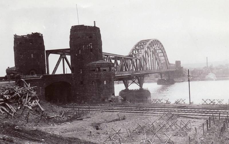 Ludendorffův most u Remagenu krátce po jeho dobytí Američany