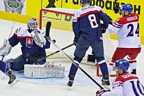 Česko - Slovensko: Ján Laco (vlevo) dostává první gól z hokejky českého hráče Ondřeje Němce (není na snímku)
