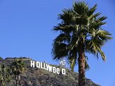 Neznámý vtipálek v noci na dnešek pozměnil obří bílá písmena tvořící slovo Hollywood, která stojí na svahu nad kalifornským Los Angeles. 