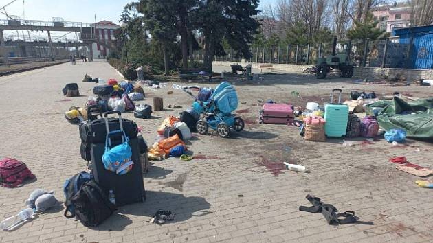 Raketový útok na nádraží v Kramatorsku.
