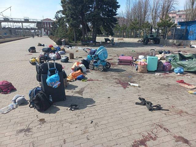 Raketový útok na nádraží v Kramatorsku.