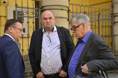 Ostře sledovaný soud ohledně údajných manipulací se sportovními dotacemi. Miroslav Pelta (uprostřed).