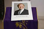 Obrázek zavražděného britského poslance Davida Amesse u oltáře v kostele během vigílie