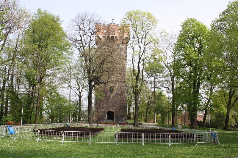 Piastovská věž a rotunda sv. Mikuláše a sv. Václava. Místo, kde se psala polská i česká historie, skrývá Zámecký vrch nad polským Těšínem. 